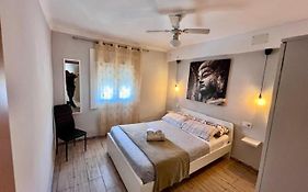 4 APTOS FULLY EQUIPPED STUDIOs NEARLY CENTER